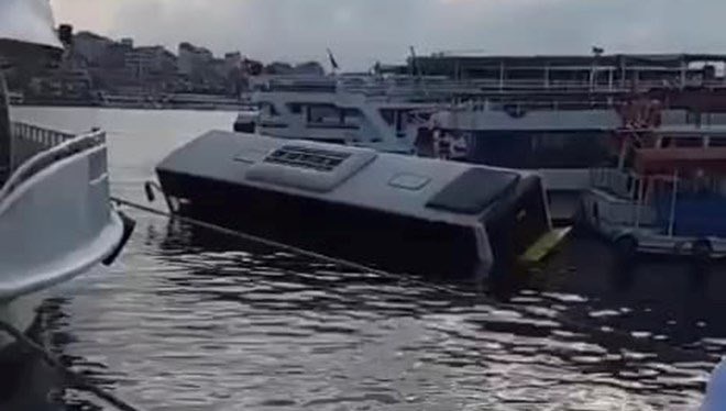 Eminönü’nde İETT otobüsü denize düştü