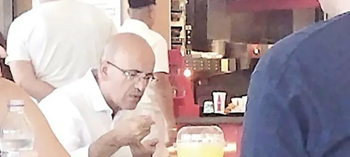 Bakan Şimşek, AVM'de tek başına görüntülendi