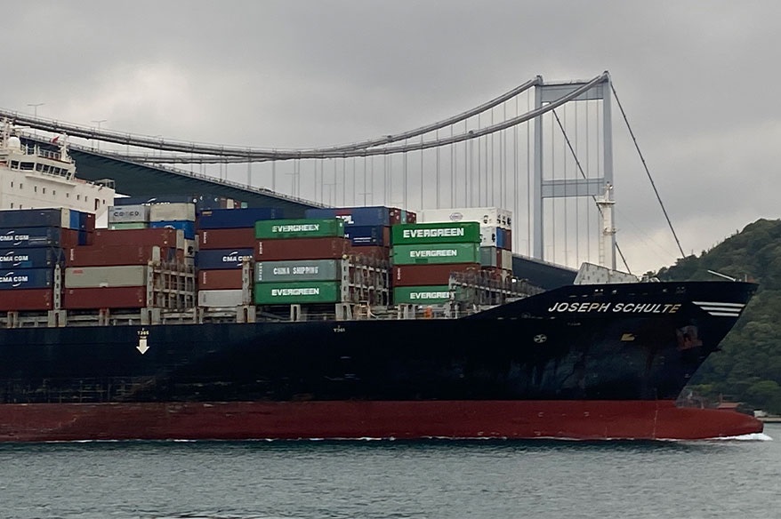 Ukrayna'dan gelen gemi İstanbul Boğazı'nda