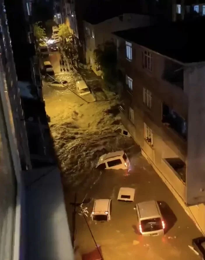 İstanbul'un kuzeyi sele teslim: 2 can kaybı!
