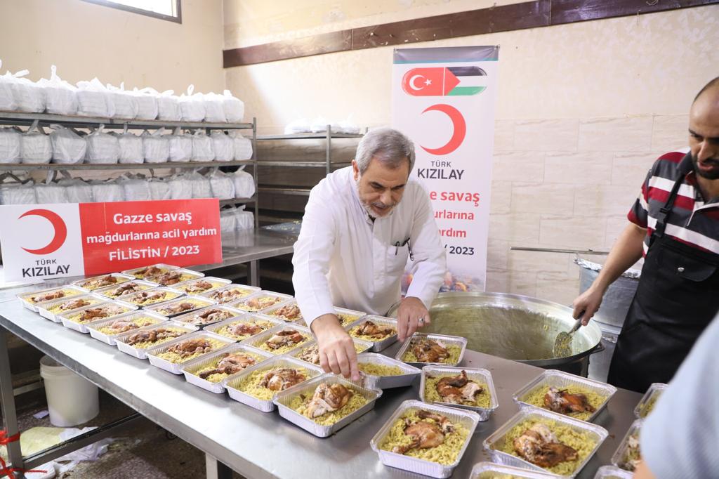 Kızılay Gazze'de yemek çıkarmaya başladı