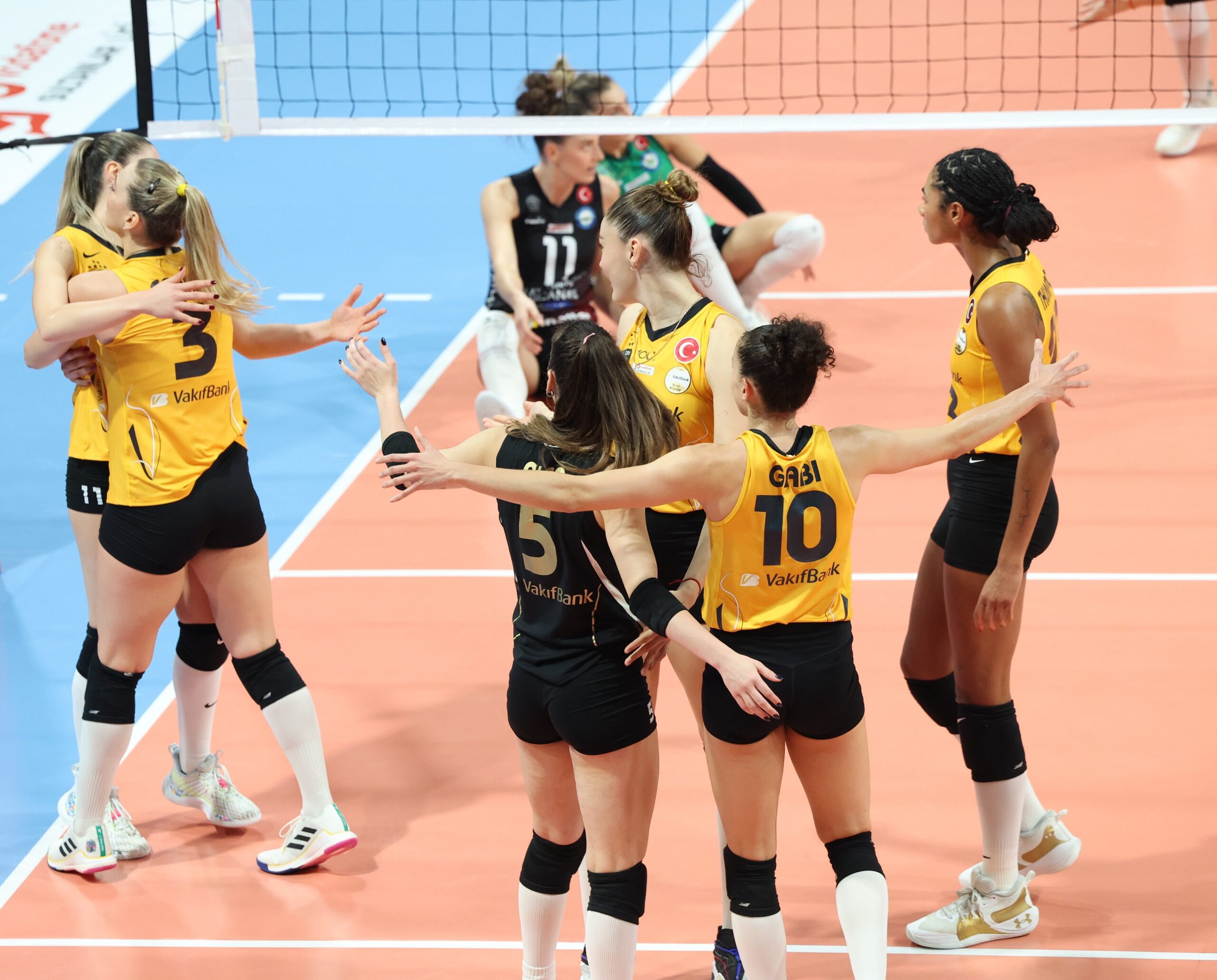 Lider VakıfBank’tan bir galibiyet daha