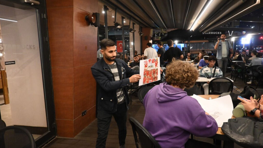 Refah Partili gençler Starbucks'ı boykot etti! Yerli kahve ikram ettiler