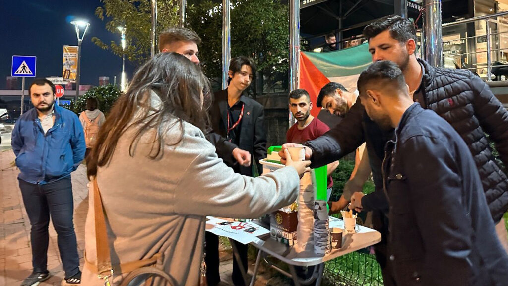 Refah Partili gençler Starbucks'ı boykot etti! Yerli kahve ikram ettiler