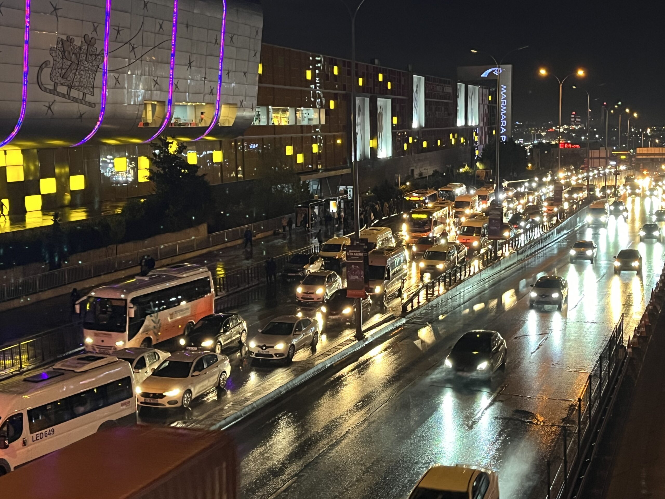 İstanbul’un çilesi! Yağmur, trafiği yüzde 90’a çıkardı