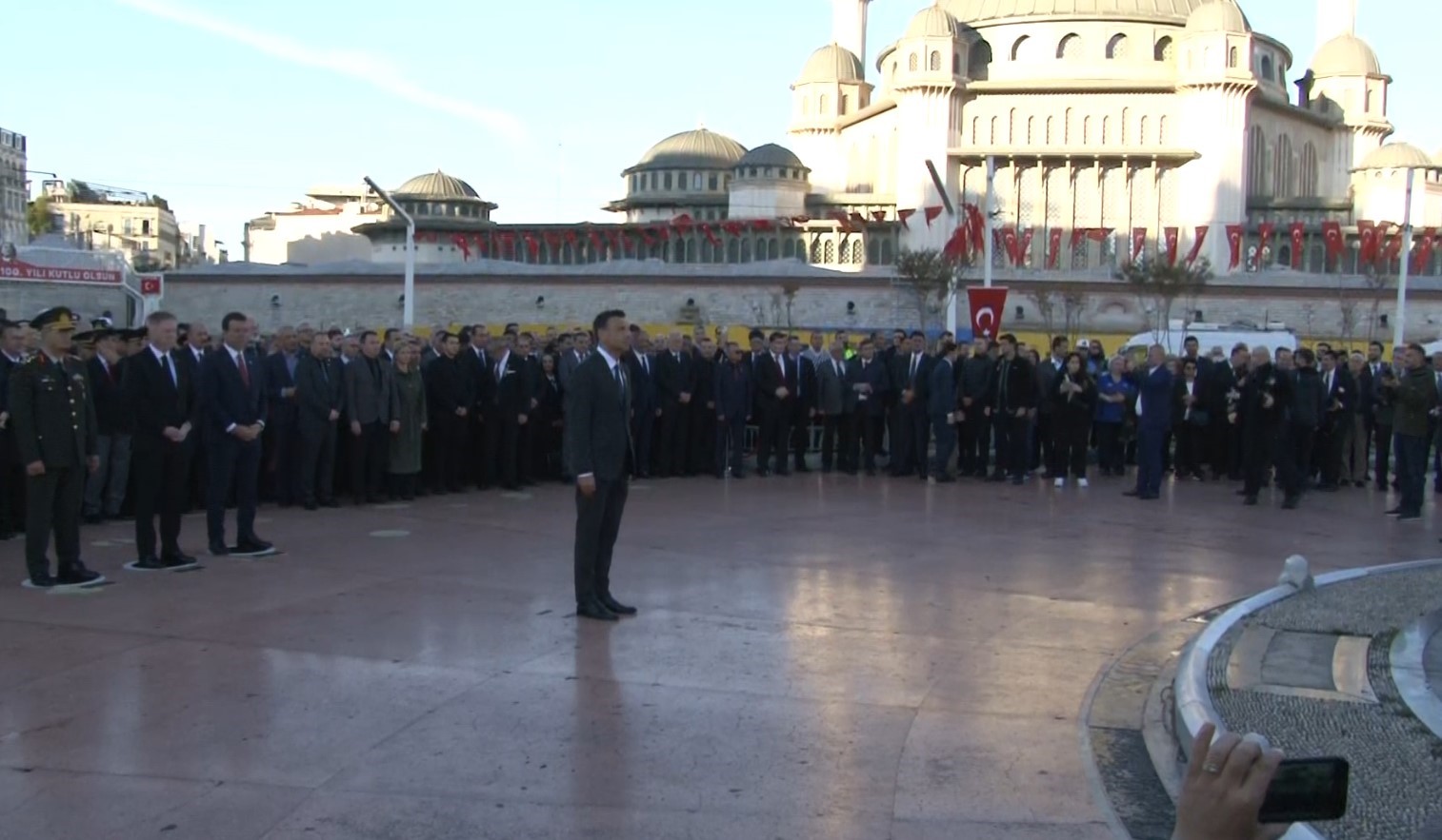 CHP İstanbul İl Başkanı, çelengi evde unuttu