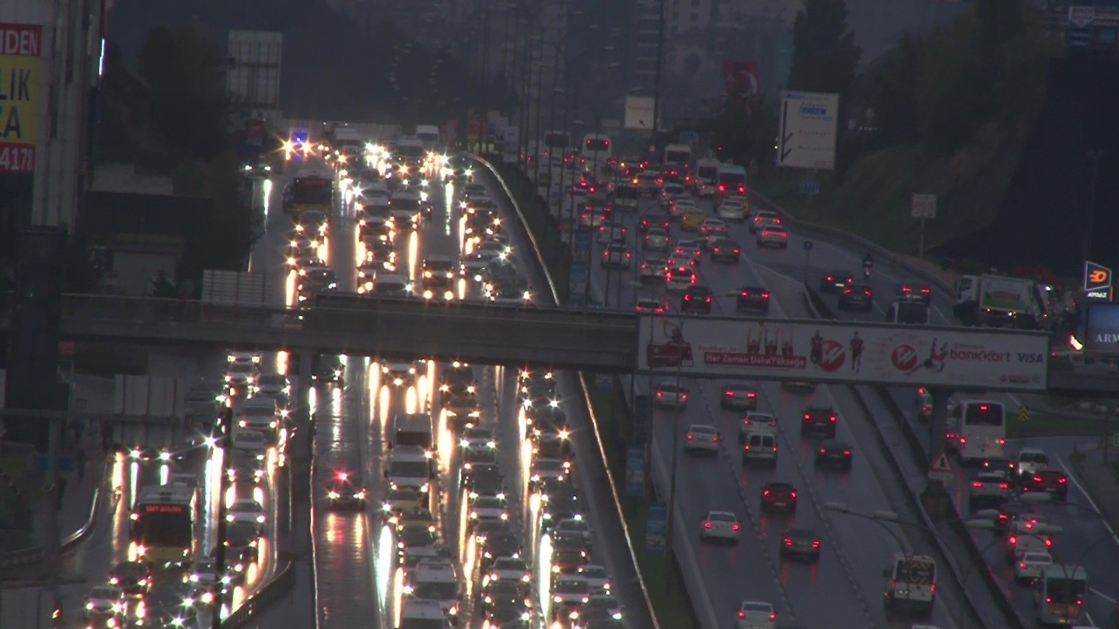 İstanbul’da sağanak etkisi: Trafik, yüzde 80’e ulaştı!