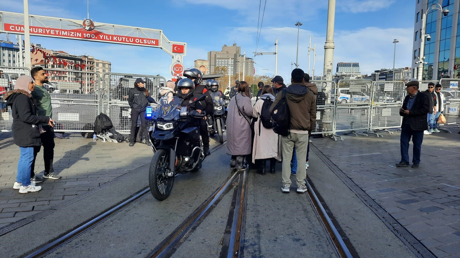 Taksim Meydanı kapatıldı