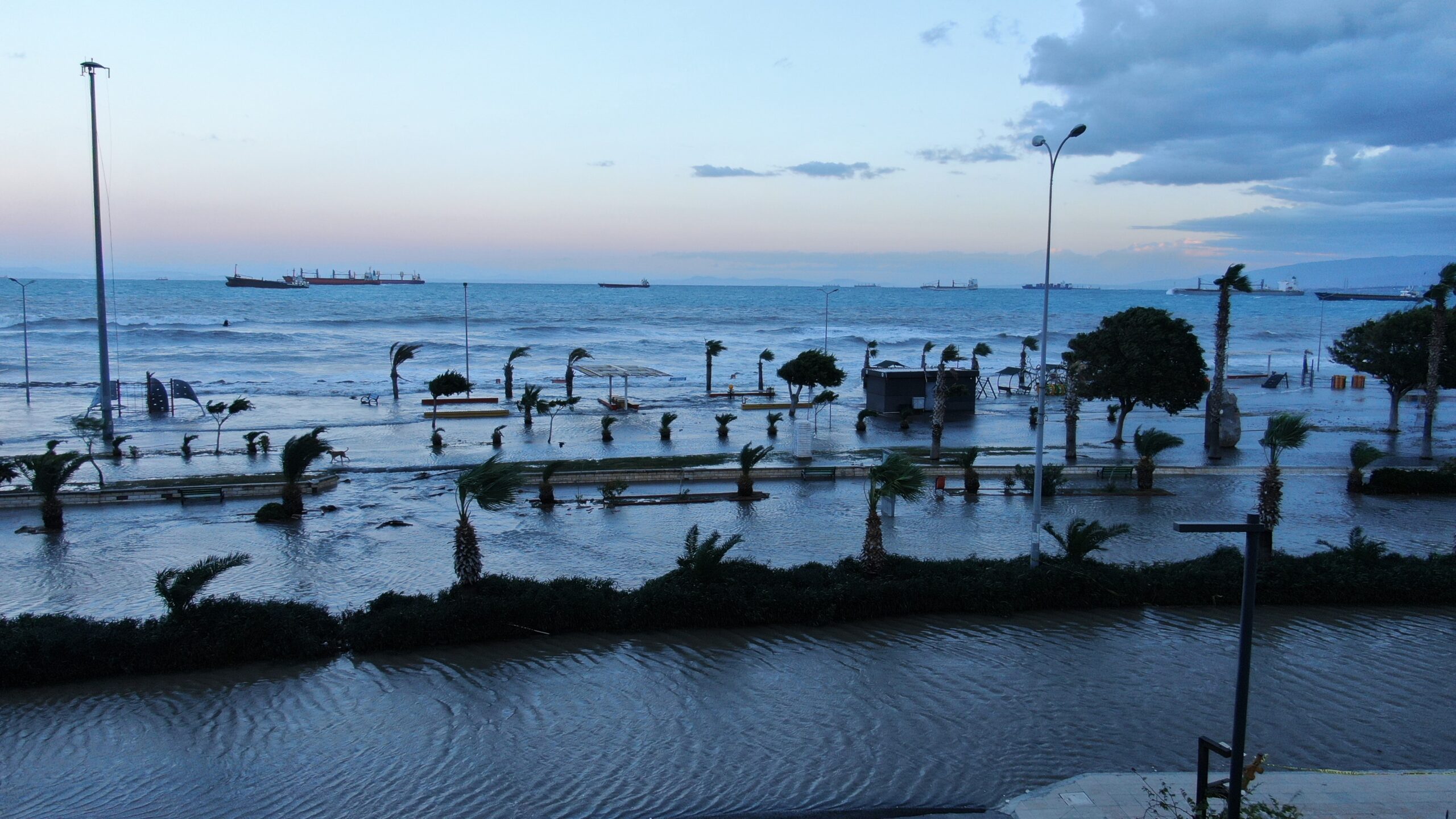 İskenderun Körfezi’nde denizle kara birleşti