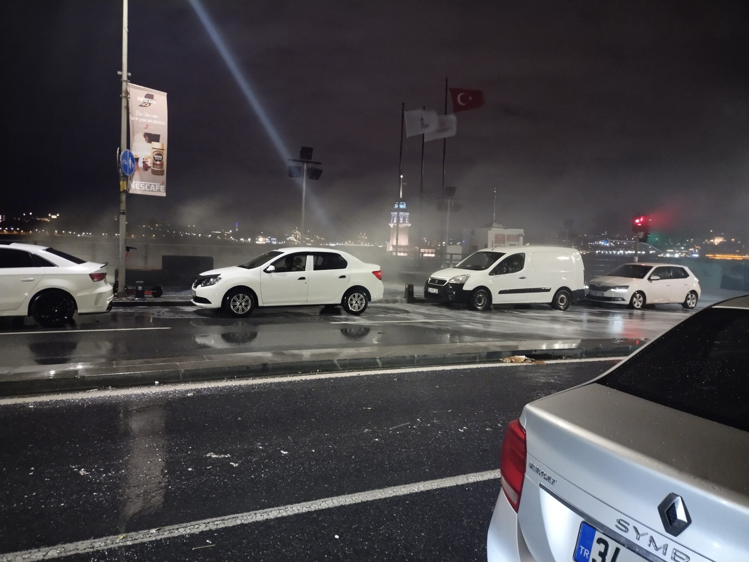 İstanbul’da etkili fırtına: Çatılar uçtu, araçlar zarar gördü!