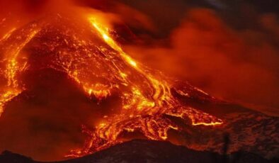 Etna Yanardağı’nda korkutan görüntü: Yeniden faaliyete geçti