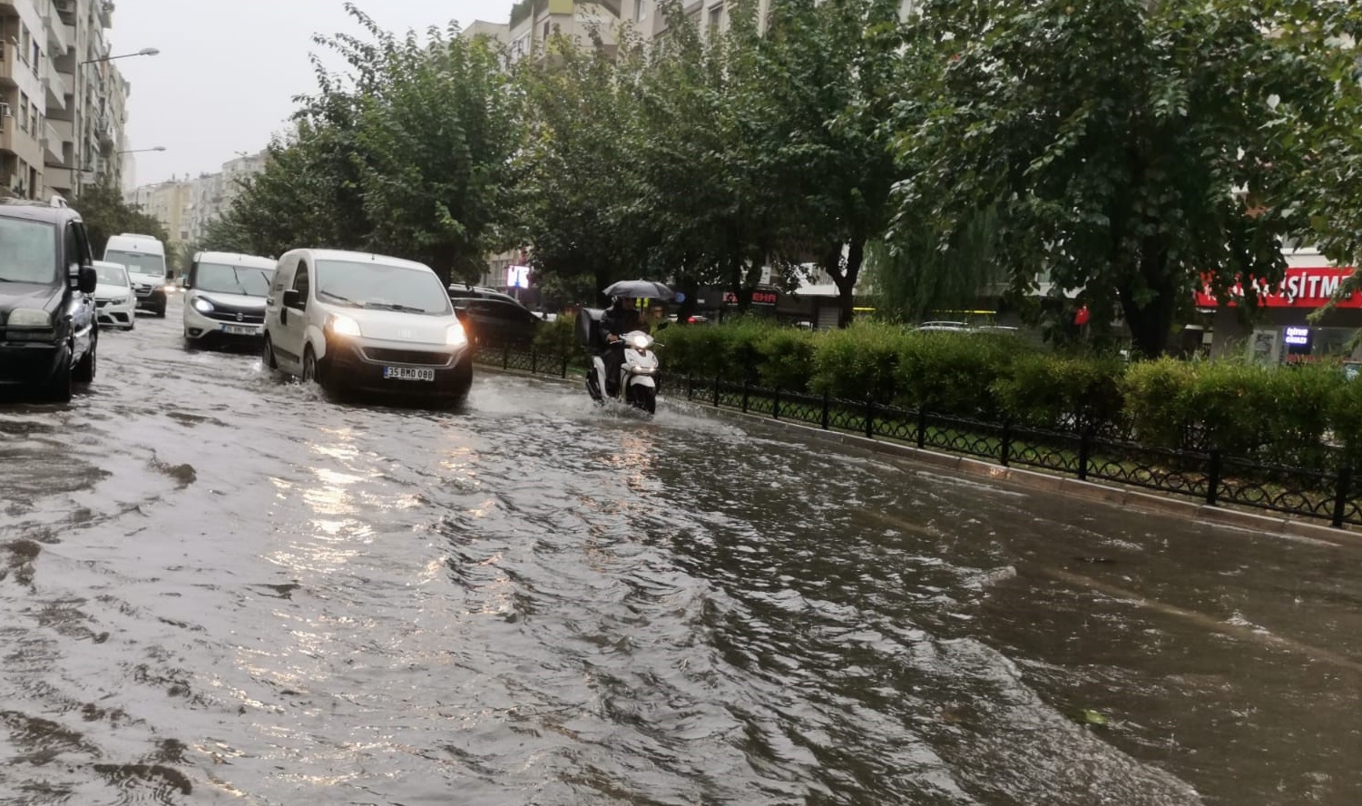 İzmir ve Balıkesir’de sel! Sağanak yağış kentleri esir aldı