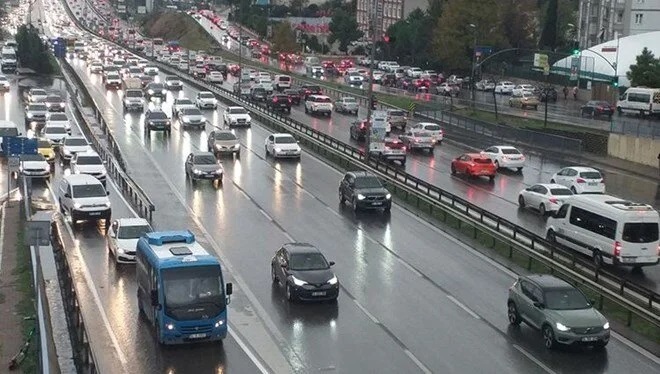 İstanbul’da sağanak: Trafik yüzde 90’a ulaştı