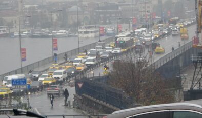 Unkapanı Köprüsü’nde uzun araç kuyruğu: İETT otobüsü arızalandı