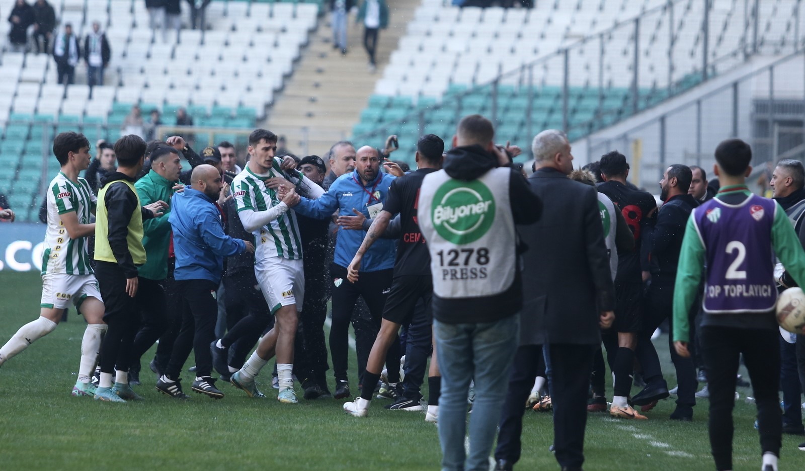 Bursaspor-Diyarbekirspor maçında ortalık karıştı: 6 kırmızı kart