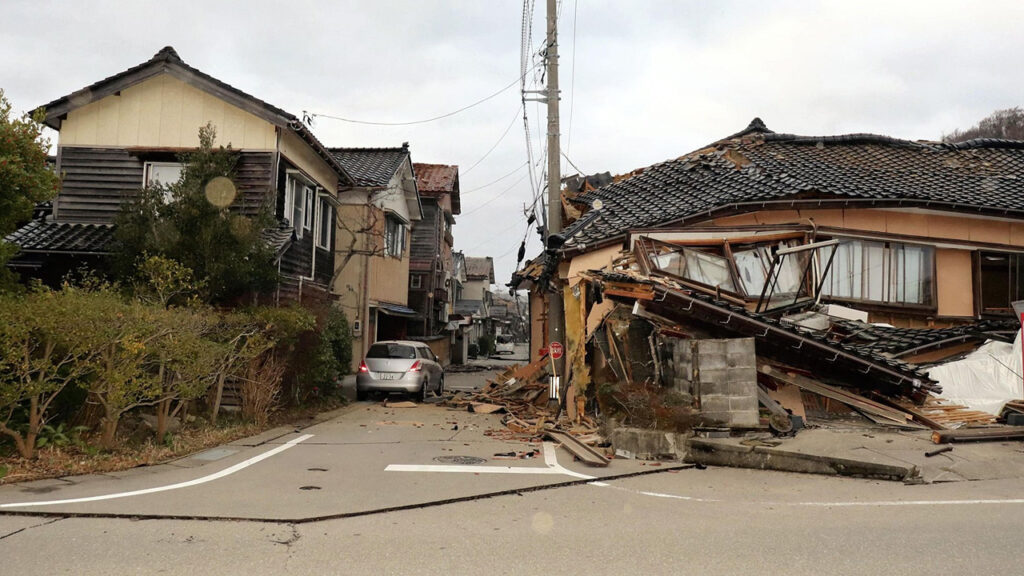 Japonya'da deprem ve tsunami korkusu