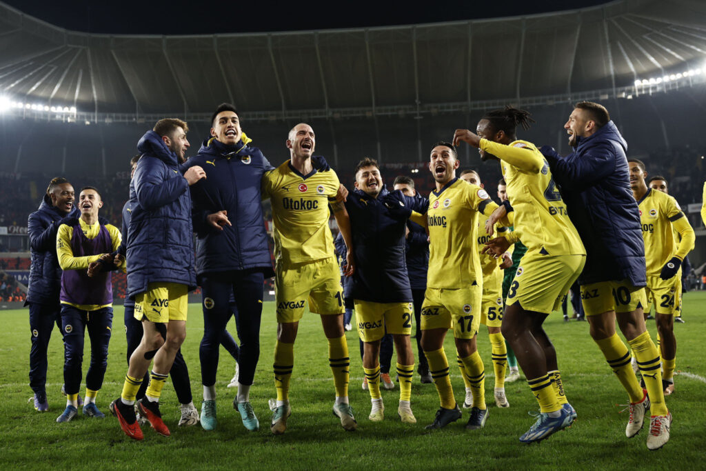 Fenerbahçe Adanaspor canlı ŞİFRESİZ DONMADAN İZLE! Fenerbahçe Adanaspor BeIN Sports (15 OCAK) CANLI İZLE!