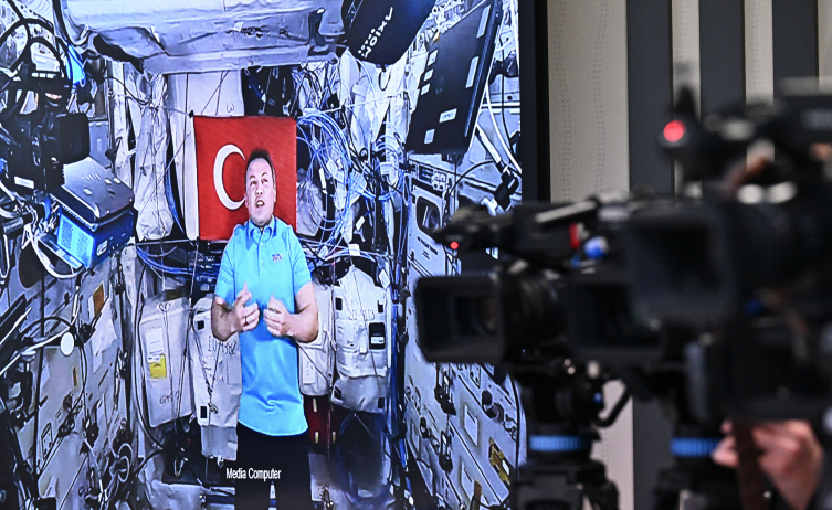 Astronot Alper Gezeravcı basın mensuplarının sorularını yanıtladı