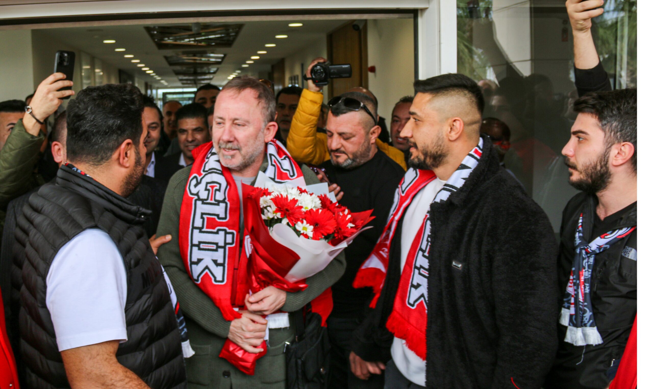 Antalyaspor’un anlaştığı Sergen Yalçın coşkuyla karşılandı