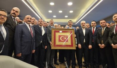 Murat Kurum, MHP İstanbul teşkilatını ziyaret etti
