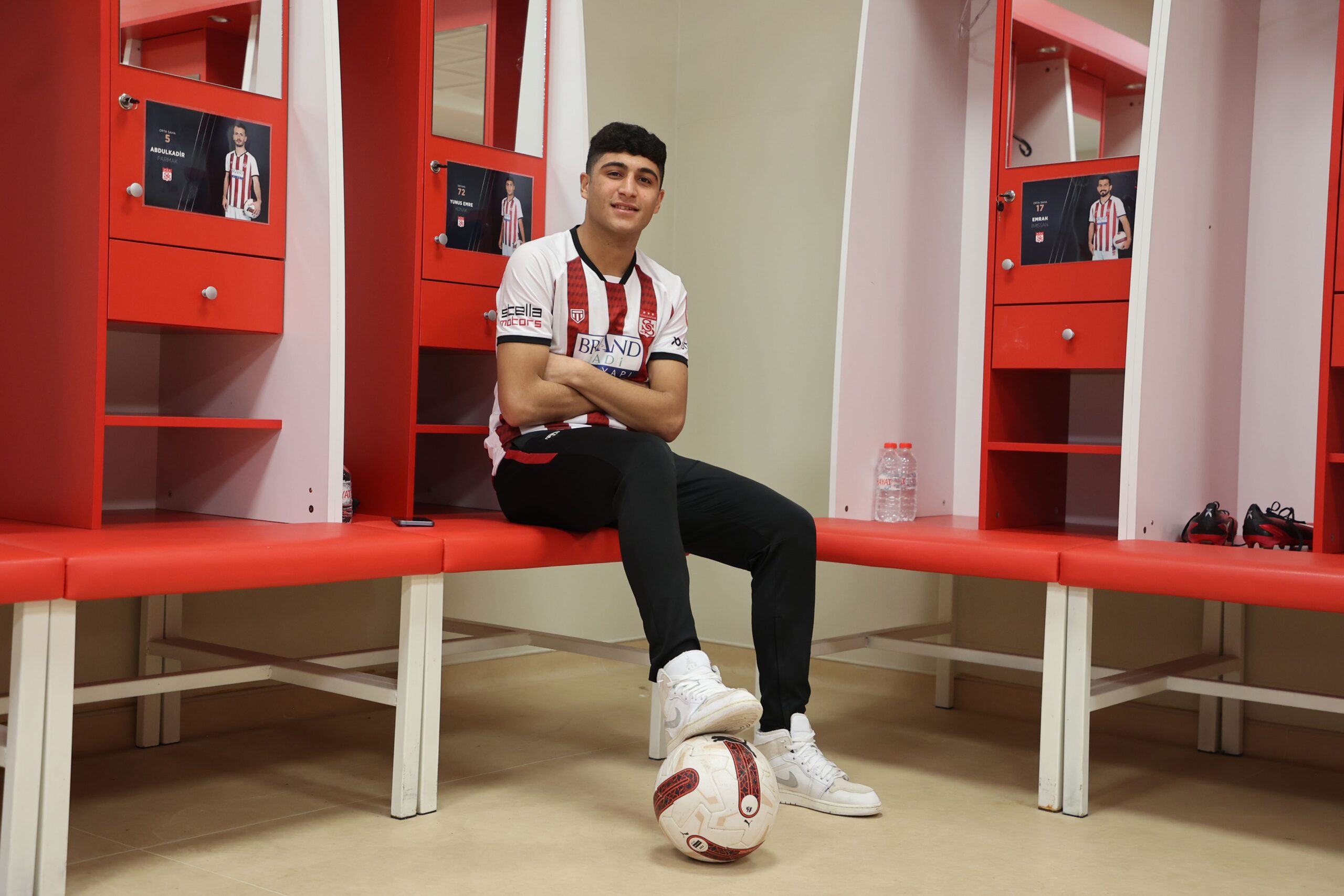 Sivasspor’un genç oyuncusu Yunus Emre Konak resmen Brentford’ta