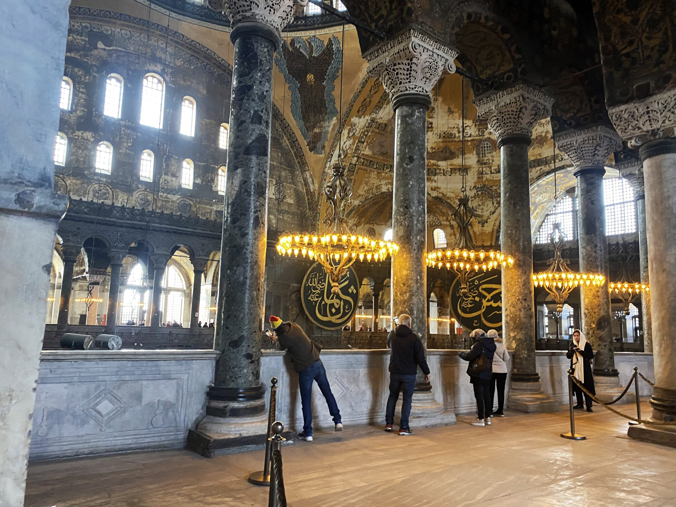 Ayasofya’da girişler ayrıldı, turistler ücret ödemeye başladı