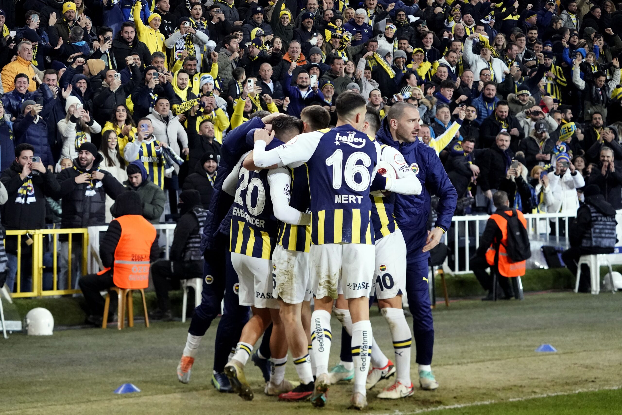 Fenerbahçe tüm kulvarlarda 100 golü geçti