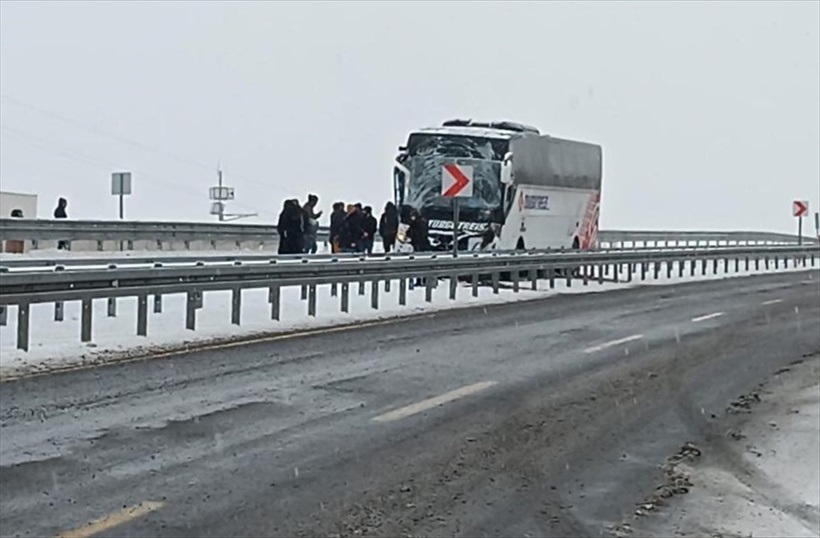 Yolcu otobüsü Kars’ta kaza yaptı: 2 ölü, 8 yaralı