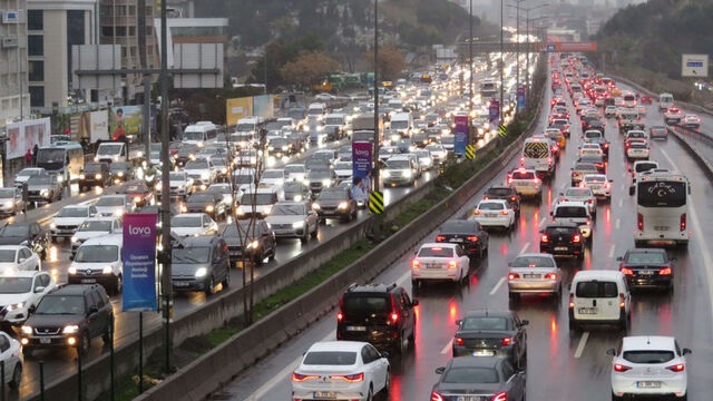 İstanbul’da yağışlı hava trafiği beraberinde getirdi