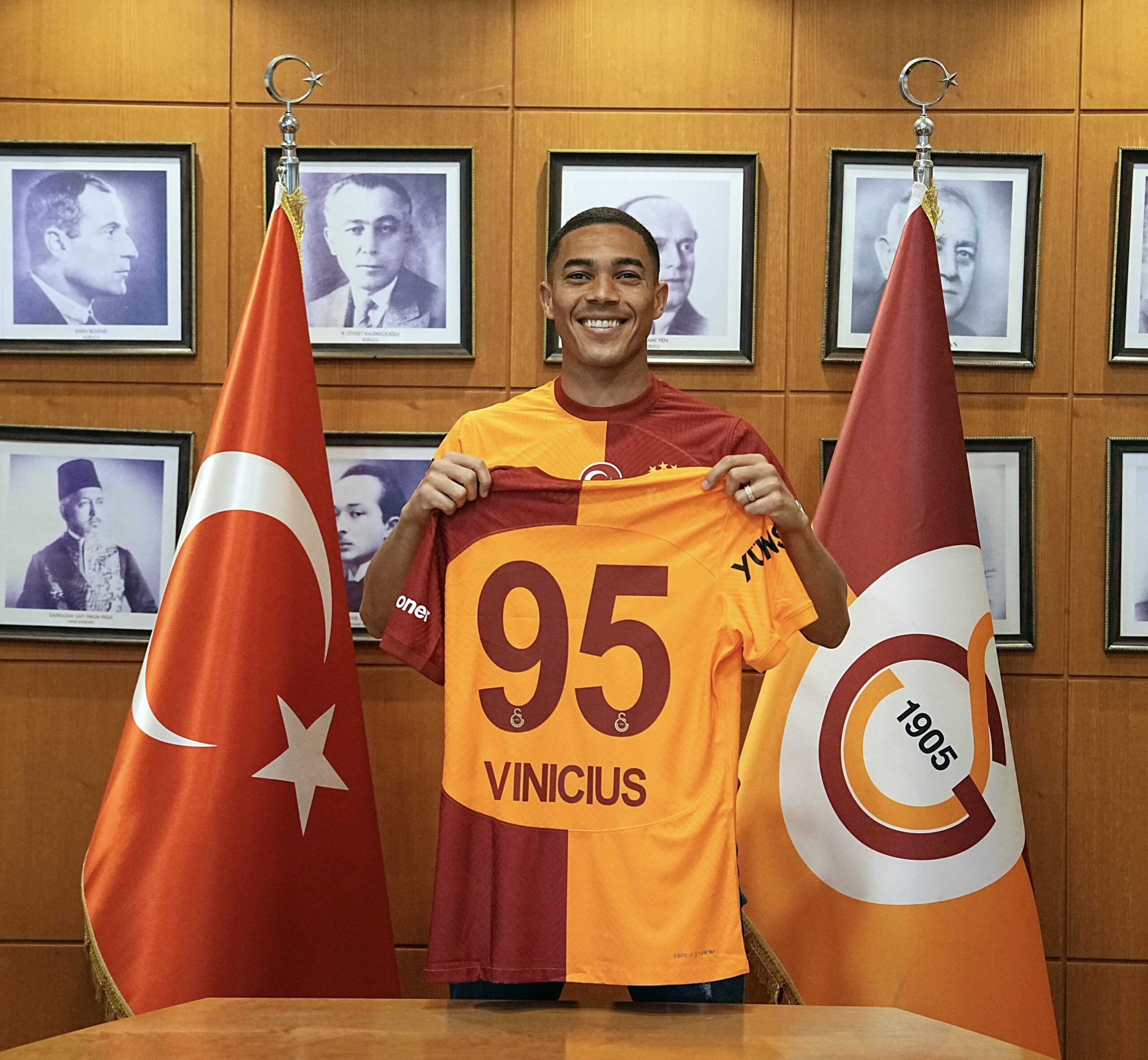 Cimbom’un yeni transferi Carlos Vinicius imzayı attı