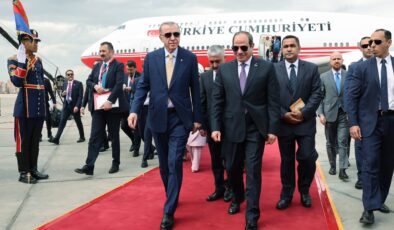 Cumhurbaşkanı Erdoğan Mısır’da: Sisi havalimanında karşıladı