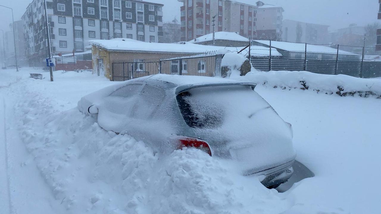 Ardahan’da kar 1 metreye dayandı: Araçlar kara gömüldü