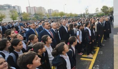 Depremde hayatını kaybedenler için okullarda saygı duruşu
