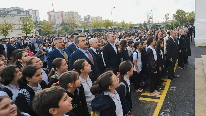 Depremde hayatını kaybedenler için okullarda saygı duruşu