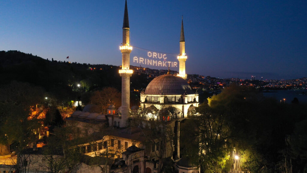 Sevgiliyle Öpüşmek orucu bozar mı? Yanaktan öpmek orucu bozar mı? Dudaktan öpmek orucu bozar mı? Çocuğunu öpmek orucu bozar mı? Nikahsız biriyle öpüşmek orucu bozar mı? Hocalar ne diyor, Kuran’ı Kerim’de Ayetlerde nasıl geçiyor? Diyanet açıkladı