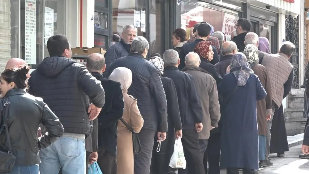 Vatandaşlar Yüzde 50’ye varan indirim için sıraya girdi