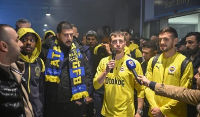 Fenerbahçeli taraftarlardan havalimanında coşkulu karşılama