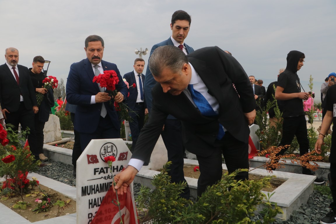 Bakan Koca, Ramazan Bayramı’nın İlk Gününde Hatay Deprem Mezarlığını Ziyaret Etti