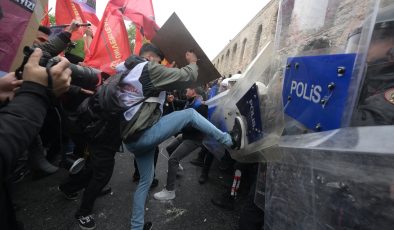 Saraçhane’den Taksim’e Yürümeye Çalışan Gruplara Polis Müdahalesi