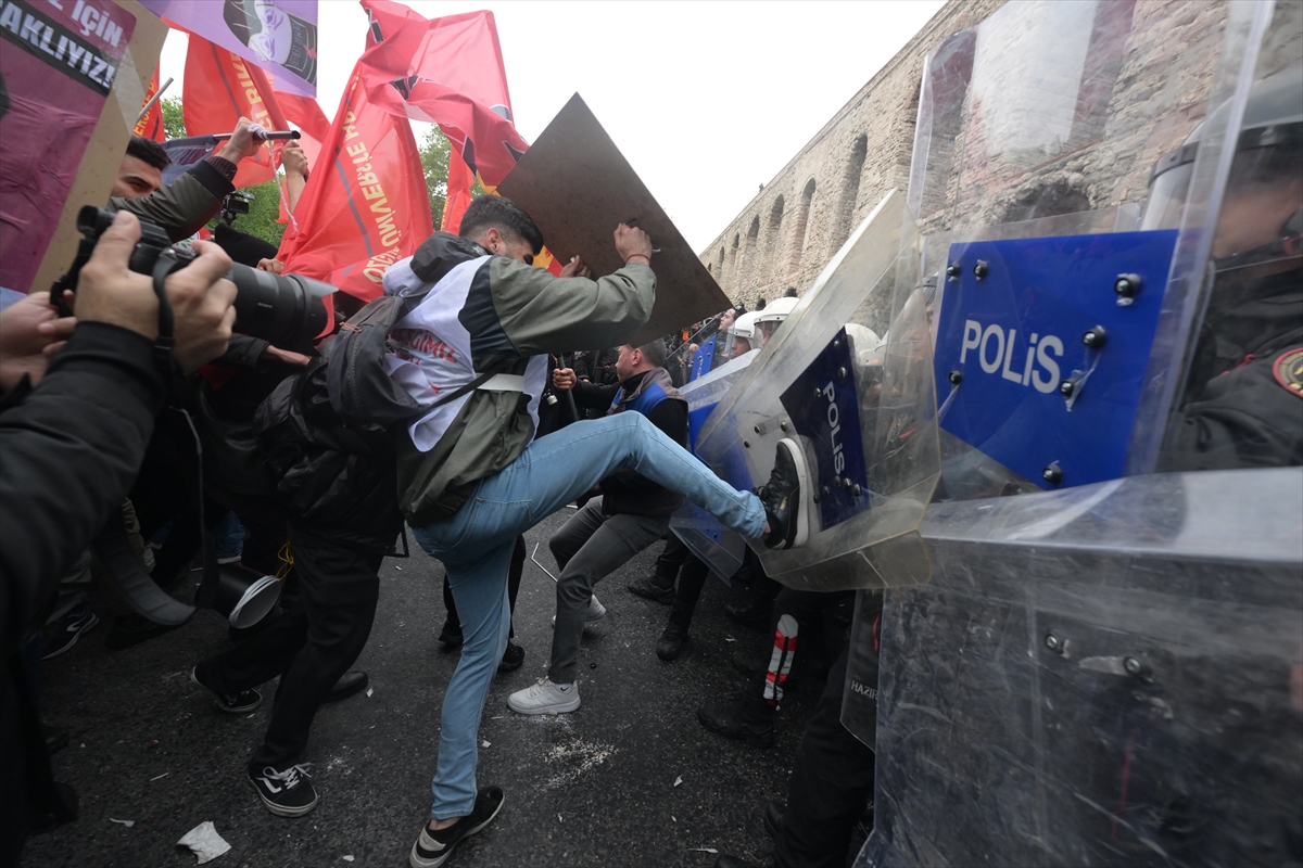 Saraçhane’den Taksim’e Yürümeye Çalışan Gruplara Polis Müdahalesi