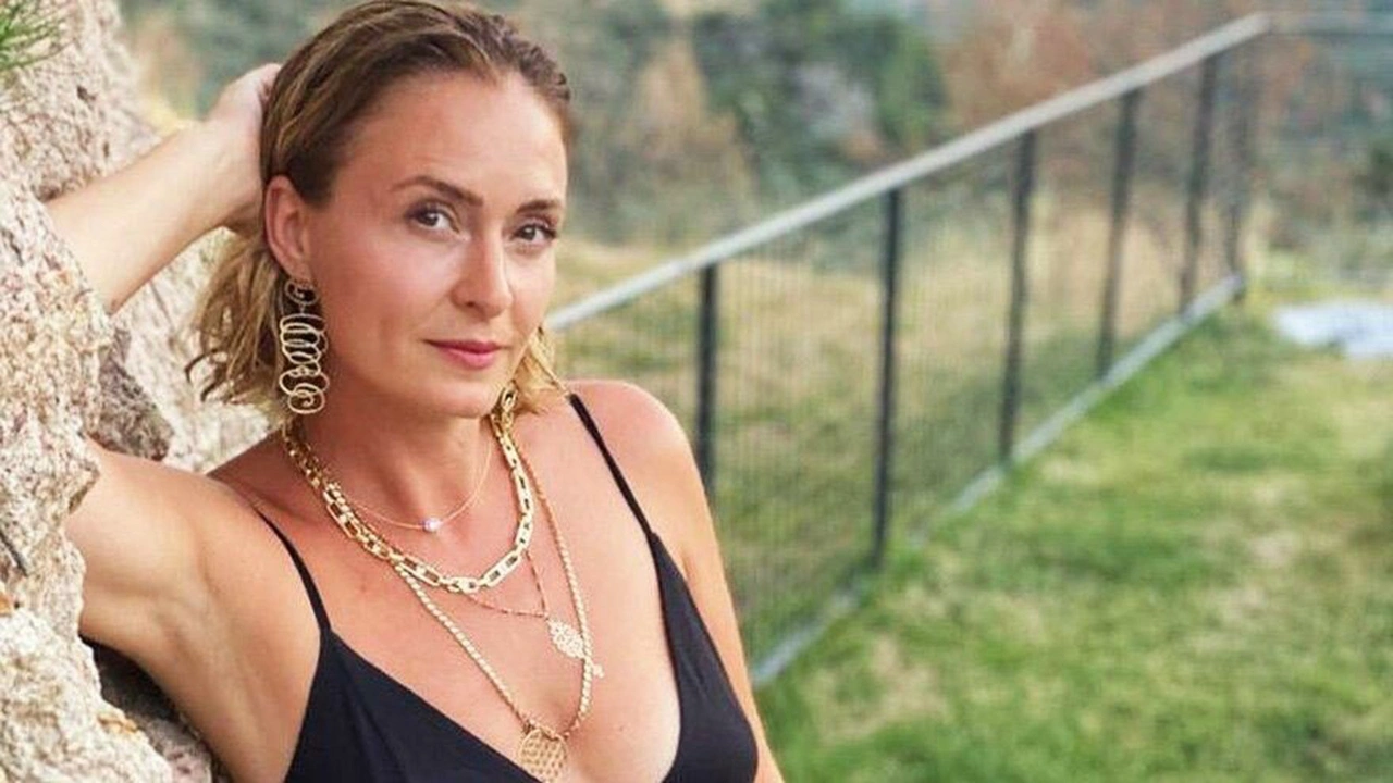 Kimdir Ceyda Düvenci?  Ped Açıklamalarıyla Gündeme Geldi