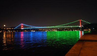 İstanbul’daki Köprüler Azerbaycan Renklerine Büründü