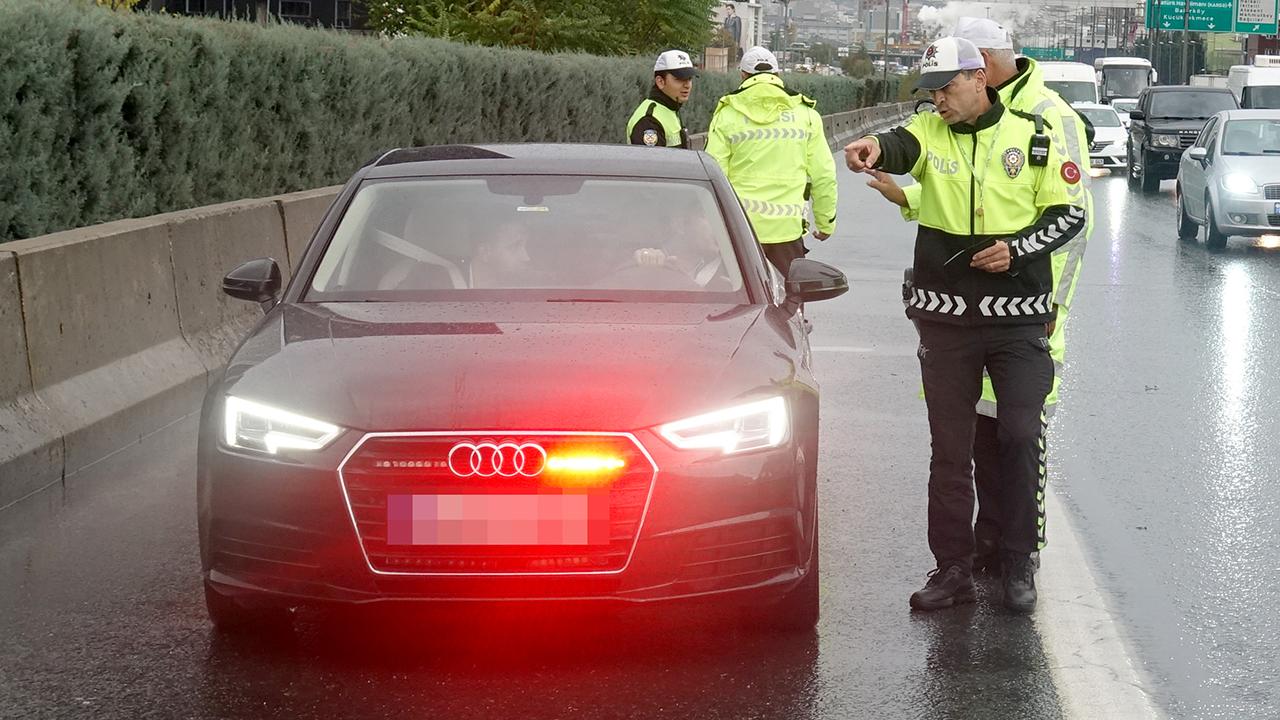 Çakarlı Araç Denetimi: 241 Sürücüye İşlem Yapıldı