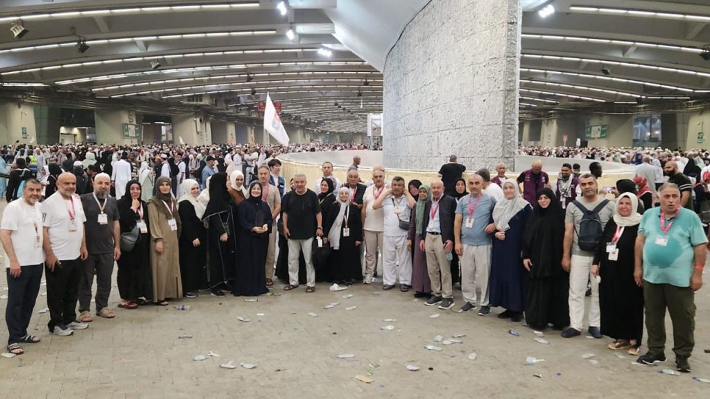 Kutsal topraklarda hacılar Mina'da böyle şeytan taşladı