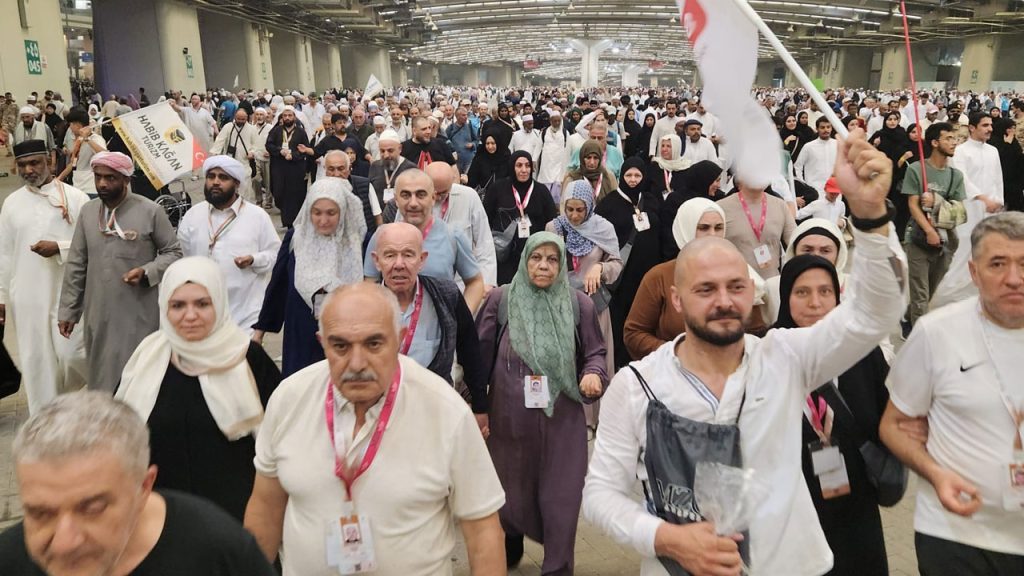 Kutsal topraklarda hacılar Mina'da böyle şeytan taşladı