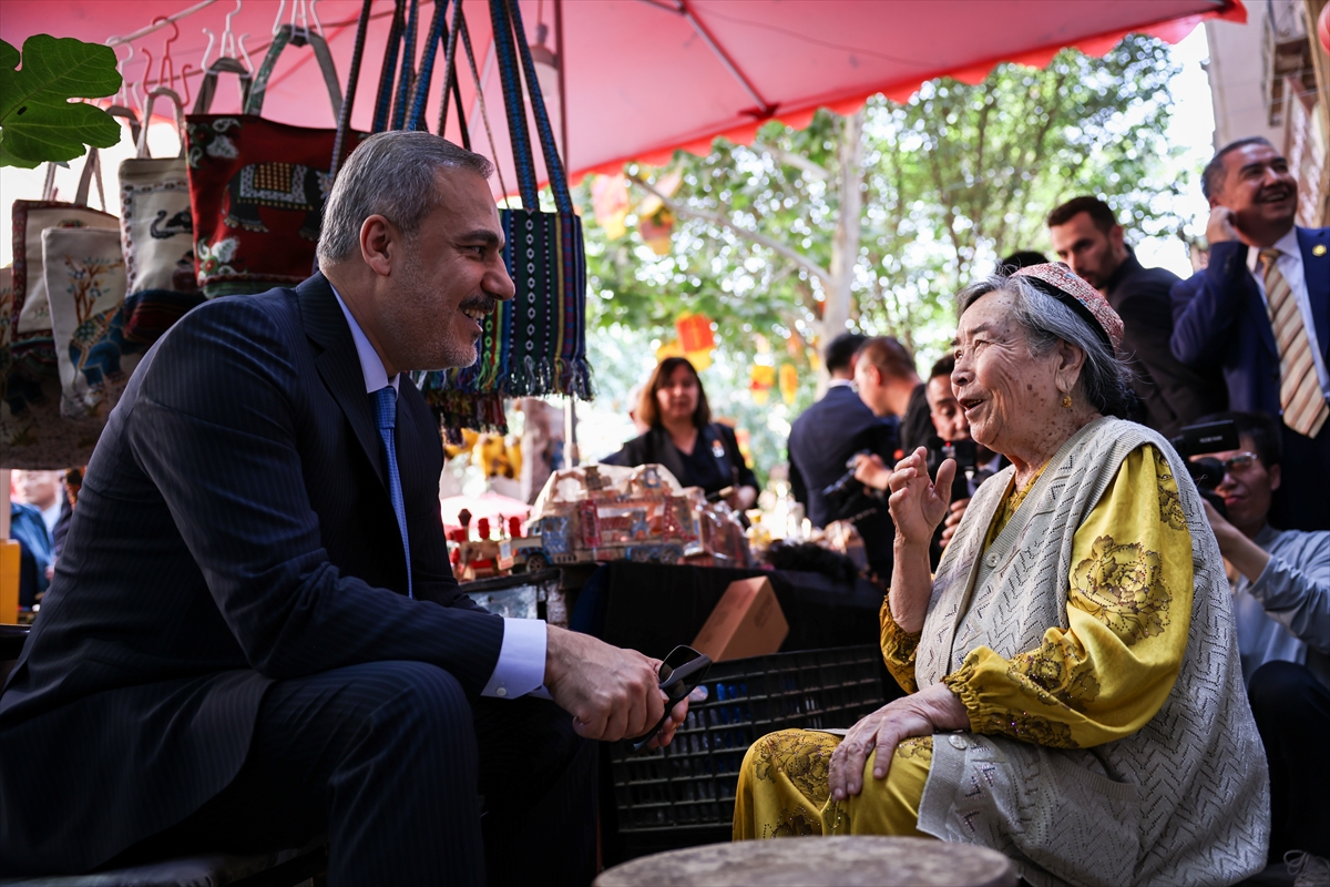 Fidan’ın Çin Ziyaretinde Emine Teyzeyle Sohbeti İlgi Çekti