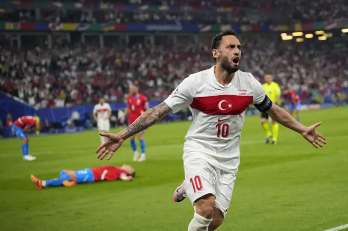 Hakan Çalhanoğlu Kimdir? Aslen Nereli, Kaç Yaşında? Hangi Takımlarda Futbol Oynadı?