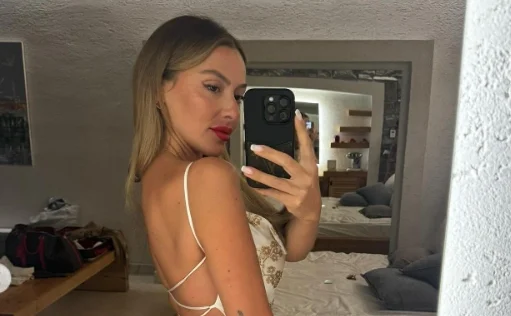 Hadise Cesur Bikinili Fotoğraflarıyla Gündeme Bomba Gibi Düştü! Hadise Kimdir? Kaç Yaşında?