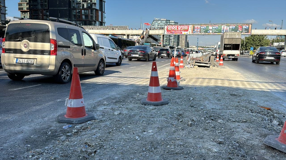 Metrobüs Hattındaki “Beyaz Yol” Çalışması Trafiği Aksattı