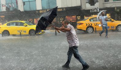 İstanbul’da Sağanak: Yollar Göle Döndü